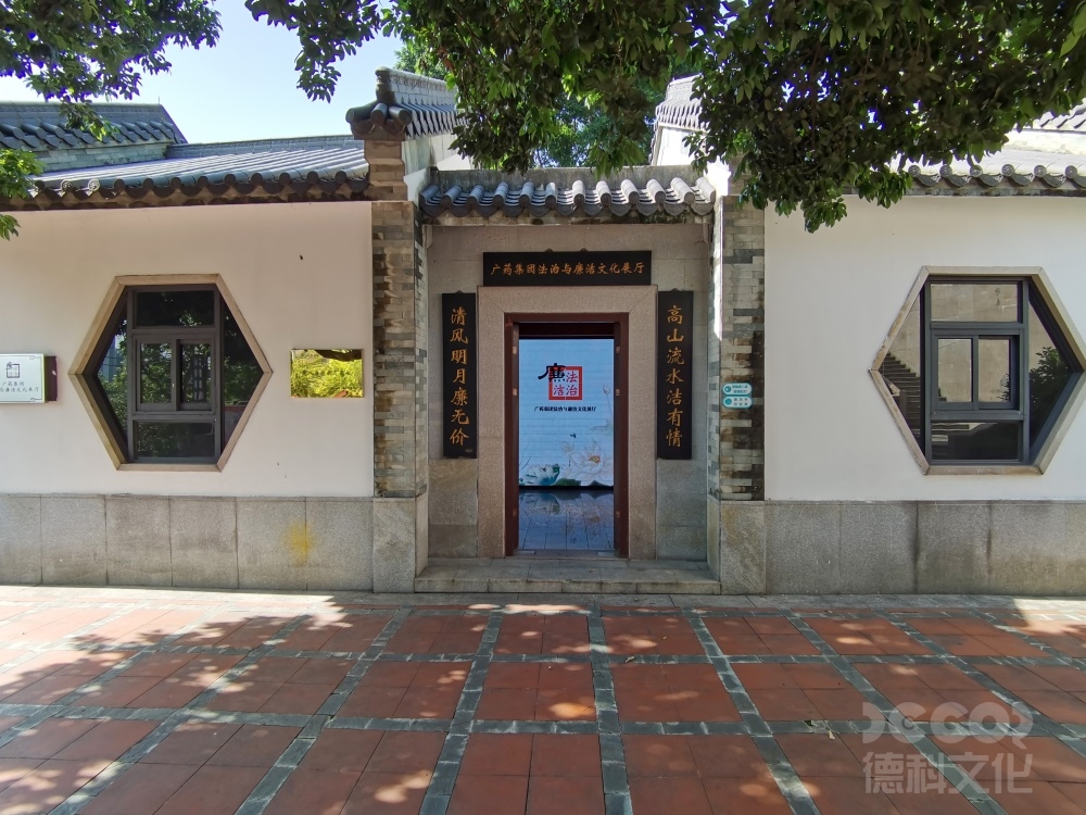 紅色展館設(shè)計(jì)中如何通過展示文物和照片等展品來還原歷史場景？