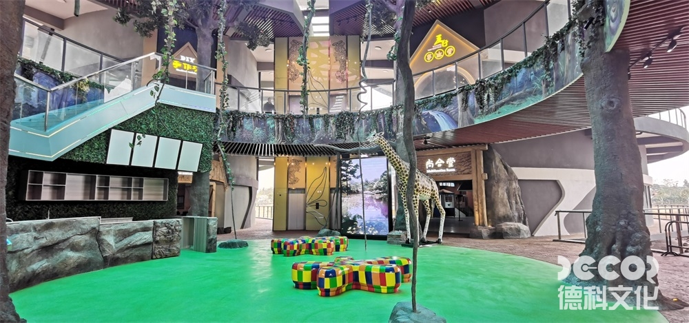 文化展館設(shè)計(jì)中，如何利用展示方式和裝置來展示不同文化的美學(xué)和審美特點(diǎn)？