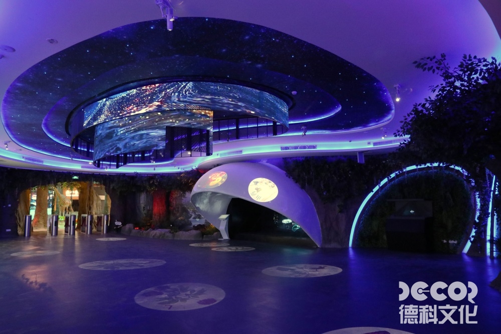 文化展館設(shè)計(jì)中，如何利用展示區(qū)域的燈光和音效來(lái)創(chuàng)造戲劇性的展覽效果？