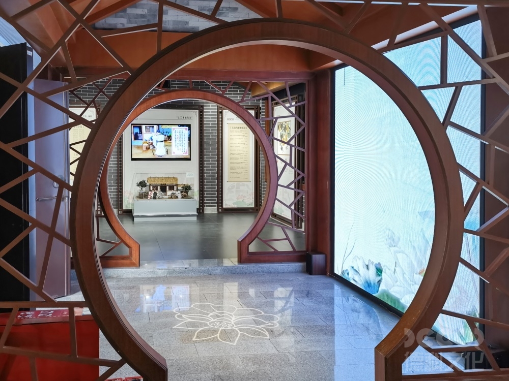 初心的門(mén)扉：黨建展廳設(shè)計(jì)的入口視覺(jué)焦點(diǎn)的精神建構(gòu)